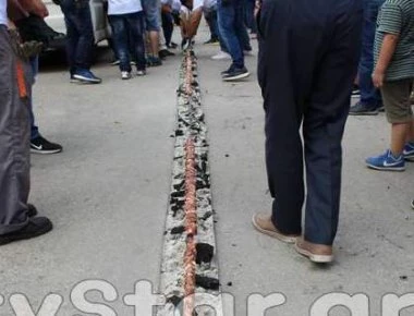 Ρεκόρ Γκίνες στη Λιβαδειά: Έψησαν σουβλάκι 201 μ. και 300 κιλών! (φωτό, βίντεο)